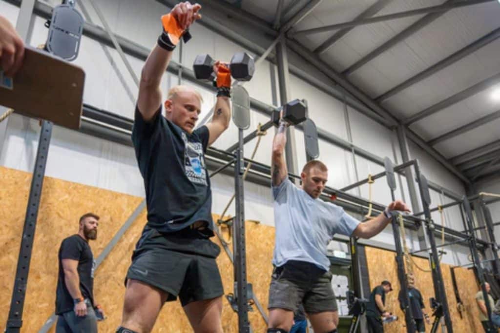 Athlètes CrossFit levant des haltères