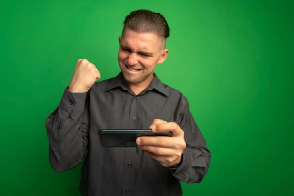 Homme qui gagne aux jeux sur smartphone