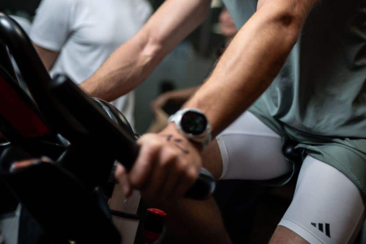 Homme faisant du vélo de salle
