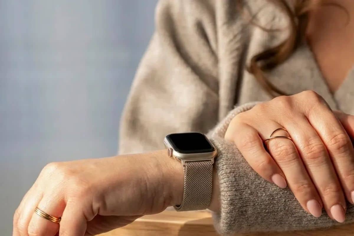 Montre connectée au poignet d'une femme.