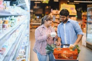 Couple faisant des courses au supermarché