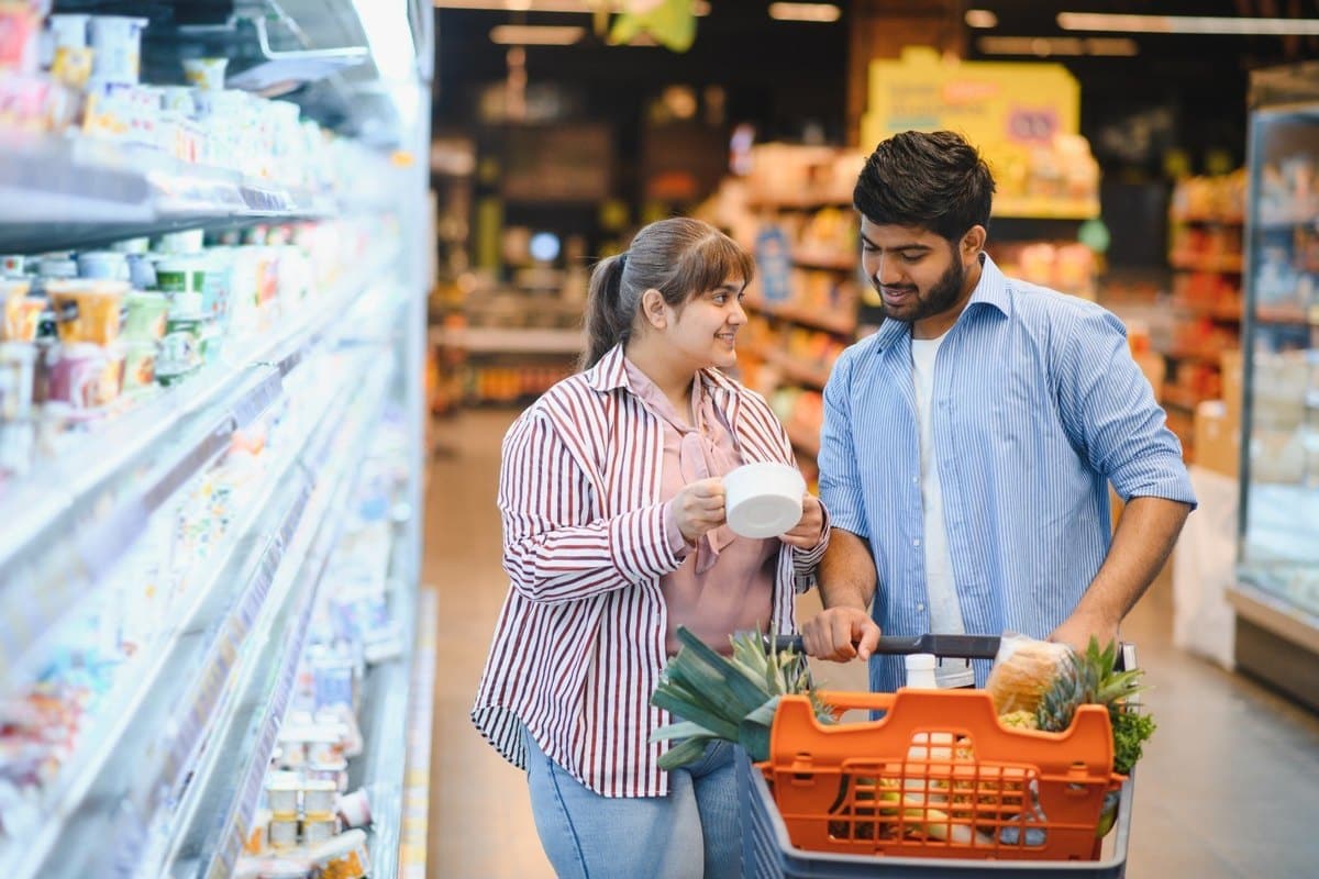 Couple faisant des courses au supermarché