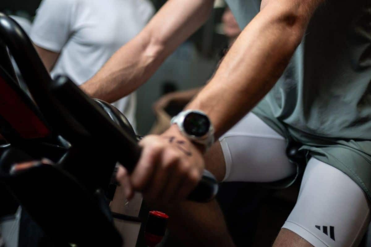 Homme faisant du vélo de salle