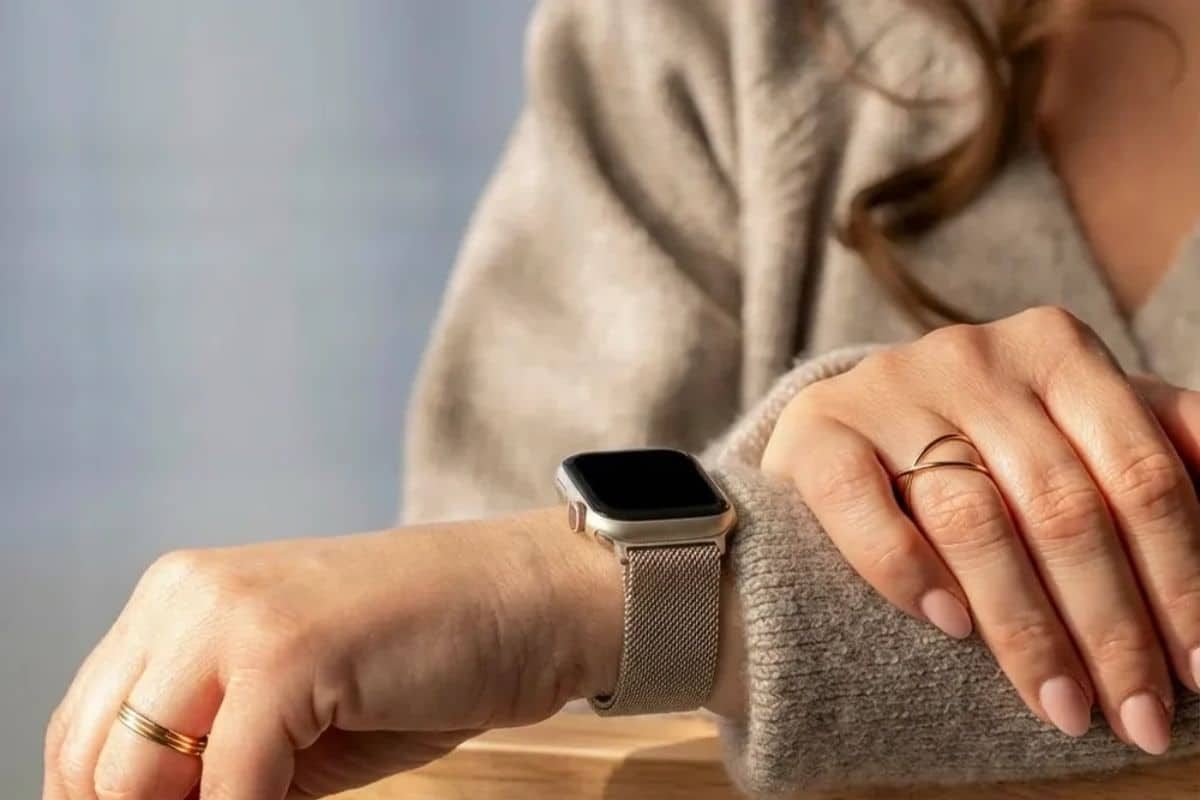 Montre connectée au poignet d'une femme.