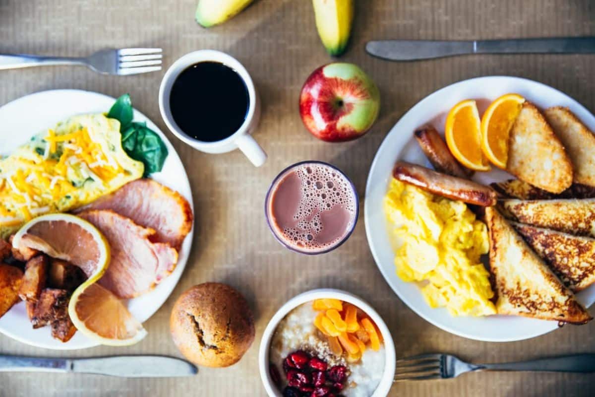 Petit déjeuner bacon oeufs fruits